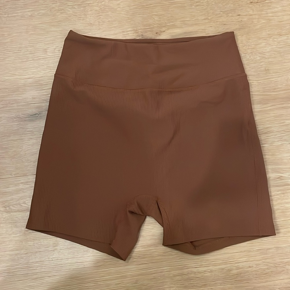 Cider HIGH RISE SOLID ACTIVE LEGGING SHORTS, size M
